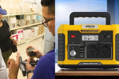 Comercio. Un asesor de venta muestra un power bank de 22.5 W.