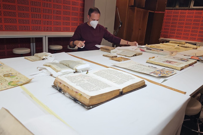 El investigador Álvaro Solbes seca libros incunables mojados en la localidad española de Algemesí.