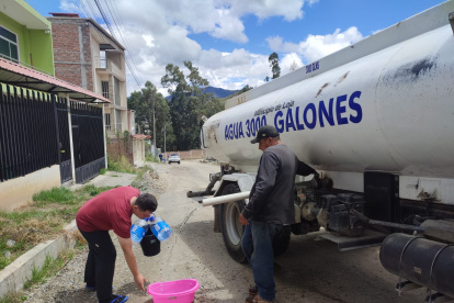 Hecho. Tanqueros proveen de agua a las zonas más afectadas.