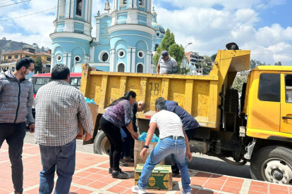 En el edificio administrativo del Cuerpo de Bomberos de Cuenca se reciben donaciones de insumos, medicinas y alimentos para enviarlos al personal que atiende los incendios forestales.