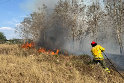 Bomberos de Guayaquil han combatido incendios constantes.