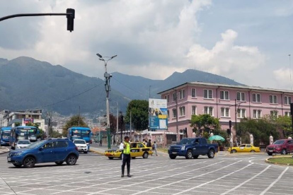 En tres turno hay un promedio de 300 agentes en más de 1.000 intersecciones semaforizadas.