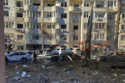 Odesa. Rescatistas ucranianos trabajan en el lugar de un ataque con misiles en una zona residencial de Odesa, suroeste de Ucrania, el 18 de noviembre de 2024, en medio de la invasión rusa.