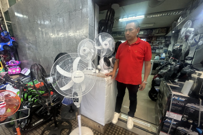 **Pie de foto:** Comerciantes del centro de Guayaquil ofrecen focos y ventiladores recargables para enfrentar los cortes de energía, mientras los clientes buscan opciones accesibles para sobrellevar los apagones.