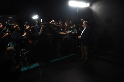 El candidato presidencial por la coalición gobernante de centro derecha, la Coalición Republicana, Álvaro Delgado, habla con la prensa cuando llega al debate final antes de la segunda vuelta.