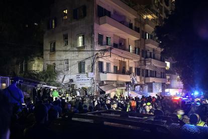 Los residentes locales y los rescatistas se reúnen en un sitio atacado por un bombardeo aéreo israelí en el distrito de Zuqaq al-Blat, en el centro de Beirut, Líbano, 18 de noviembre de 2024.