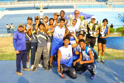 La delegación masculina del Vicente Rocafuerte que campeonó en el Intercolegial.