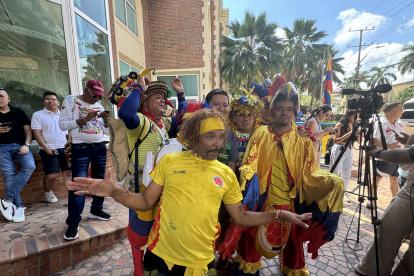 Hinchas colombianos y ecuatorianos se confundían en las afueras de los hoteles de concentración.