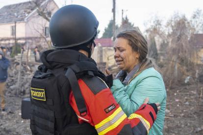 Una mujer es atendida por personal de Emergencias en Odesa tras un ataque ruso