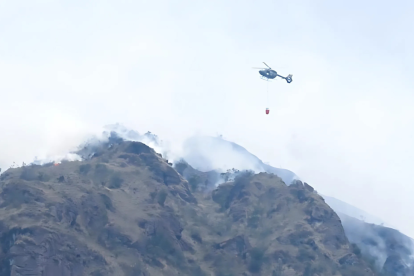Las acciones de sofocación del fuego se llevan a cabo en las zonas donde los incendios persisten y el fuego aún no ha sido controlado.