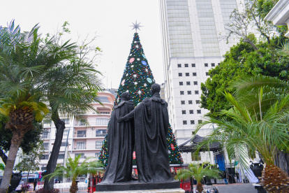Con el encendido del tradicional árbol en el Malecón, la ciudad da por iniciadas las fiestas navideñas.