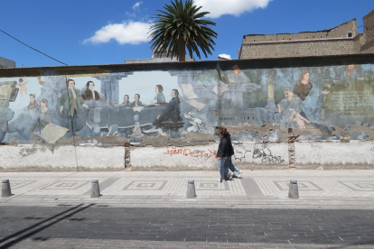 Concepto. El mural tiene tallado los momentos históricos en la vida de Riobamba. Lo consideran un patrimonio cultural.
