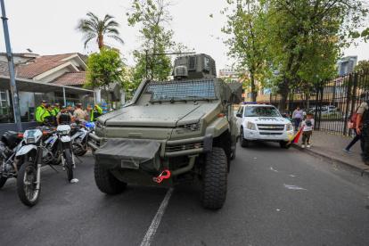 Fotografía de archivo en donde se ve observa una tanqueta de la Policía mientras resguarda las instalaciones del Tribunal Contencioso Electoral (TCE) en Quito (Ecuador).