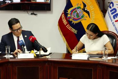 El titular encargado de la UAFE, José Julio Neira, y la presidenta del CNE, Diana Atamaint.