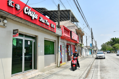 Sauces. En este sector de Guayaquil son decenas los locales que han buscado formas de tapar los contactos de los propetarios. Hay tensión entre los vecinos.