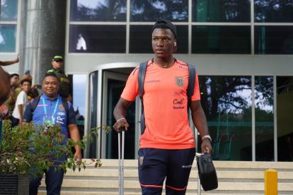 Moisés Caicedo jugador de Ecuador en las calles de Barranquilla.