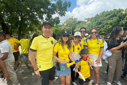 Familias enteras ecuatorianos llegaron hasta el estadio Metropolitano de Barranquilla para apoyar a la Tri ante Colombia.
