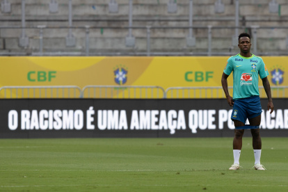 El jugador de la selección brasileña de fútbol Vinícius Jr. en entrenamiento, previo al partido de las eliminatorias sudamericanas contra Uruguay, en la Arena Fonte Nova, en Salvador (Brasil).