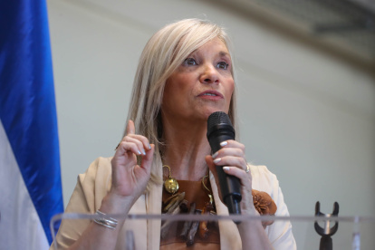 Vicepresidenta de Uruguay, Beatriz Argimón, hablando en la presentación del nuevo sello conmemorativo del Correo Uruguayo