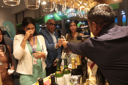 Bebidas. Empresarios prueban vino blanco, vino rose y espumante de cacao.
