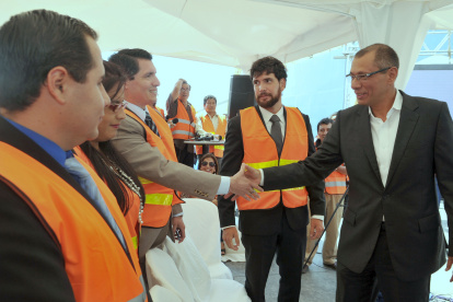 El vicepresidente Jorge Glas Espinel, recorrió el barco que realizará la instalación del cable submarino de fibra óptica. En ese actividad participó Jan Topic.