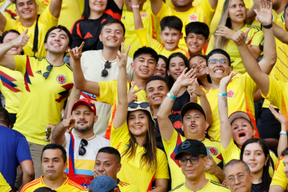 Hinchas de Colombia asisten este martes a un partido de las eliminatorias sudamericanas para el Mundial de 2026.