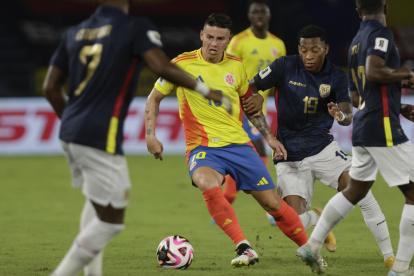 James Rodríguez (i) de Colombia disputa un balón con Gonzalo Plata (d) de Ecuador este martes.