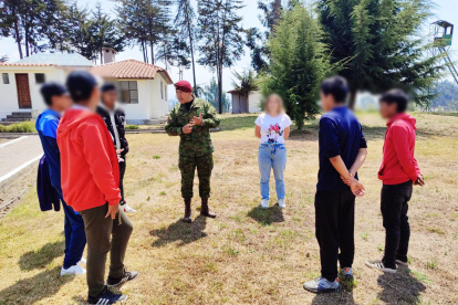 Los adolescentes conocieron las actividades que realizan los militares de fuerzas especiales.
