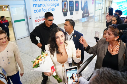 Verónica Abad dio declaraciones en la salida internacional del Aeropuerto Mariscal Sucre, en Quito.