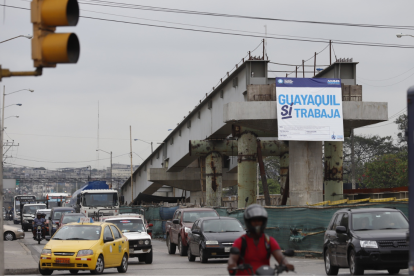 El paso a desnivel de la avenida Juan Tanca Marengo ha presentado atrasos en su construcción.