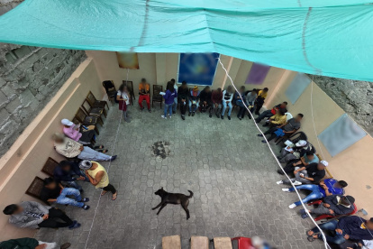 Los 38 internos, entre hombres, mujeres y adultos mayores, compartían un mismo espacio.