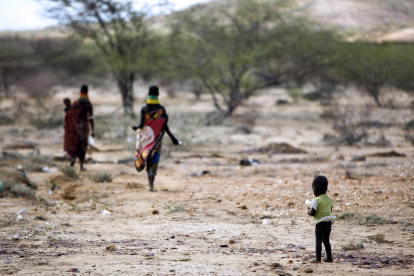 Kakuma (Kenia). Una familia de etnia turkana caminan hacia su campamento tras recibir ayuda médica.