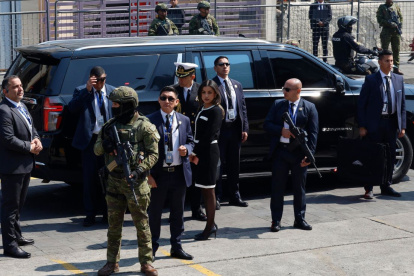 Integrantes del equipo de seguridad del presidente de Ecuador, Daniel Noboa, vigilan previo a su llegada.