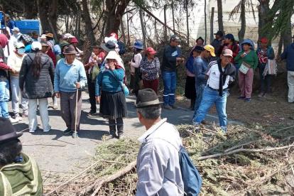 Los comuneros están apostados en las afueras de las empresas brocoleras.