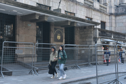 El ingreso a la Vicepresidencia de la República, en Quito, estuvo cercado con vallas metálicas, en momentos en que Abad llegó a Ecuador.