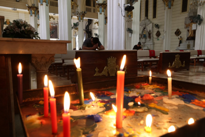 Feligreses en el interior de la iglesia La Merced, en el centro de Guayaquil.