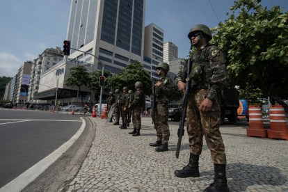 Soldados brasileño hacen guardia en la playa de Copacabana como parte de las medidas excepcionales de seguridad para la Cumbre del G20 que se celebrará en Río de Janeiro.