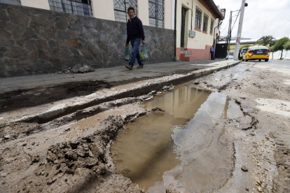 Problema. Este es el escenario que se evidencia en el sector de Chimbacalle, la fuerza del agua ha destruido parte de la calle Villonaco. Vecinos deben esquivar el lodo