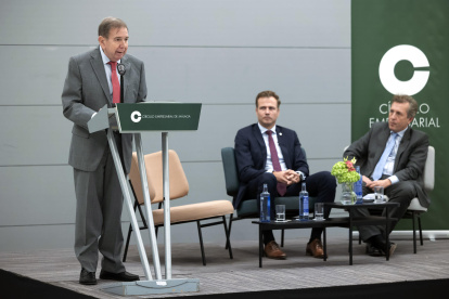 El opositor venezolano Edmundo González Urrutia, exiliado en España, junto al presidente del Círculo Empresarial de Málaga, Francisco Jiménez.