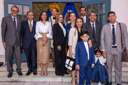 Los embajadores Cristian Espinosa, Mauricio Montalvo, la ministra Romina Muñoz, Liany Certain, Mónica Espinel de Reich, Adriana Ospina, Ernesto Hidalgo, Eduardo Tábara Castro y su familia.