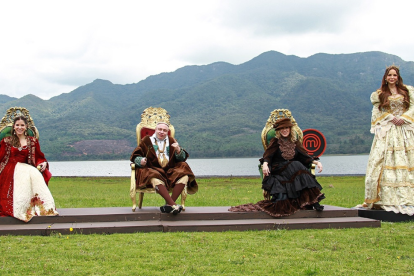 Los jurados, convertidos en “reyes”, ordenaron a los participantes preparar una comida para 57 aldeanos.