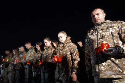 Soldados ucranianos recordando los 1.000 días que cumple la guerra en Ucrania.