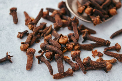 Conoce los beneficios que aporta masticar clavo de olor en ayunas.