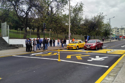 El nuevo cruce a nivel de acera que se colocó tras el derrocamiento del puente en la Universidad Central.
