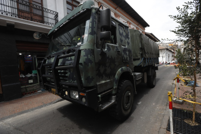 Los militares ingresaron en vehículos de las Fuerzas Armadas a los exteriores del palacio de Carondelet, en el Centro de Quito, por las manifestaciones.