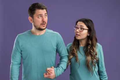 Descubre qué dice la psicología sobre sentir atracción por otras personas mientras estás en una relación