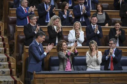 El presidente del Gobierno, Pedro Sánchez, y las vicepresidentas María Jesús Montero y Yolanda Díaz, y el ministro de Presidencia, Félix Bolaños, aplauden durante el pleno celebrado este jueves.
