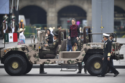 La presidenta Claudia Sheinbaum durante un desfile militar que conmemora el 114 aniversario de la Revolución Mexicana en la plaza Zócalo de la Ciudad de México.