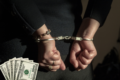 Dos mujeres fueron detenidas en Quito con dos millones de dólares.