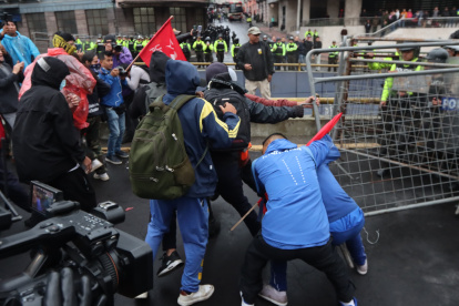 Los manifestantes son impedidos de avanzar al Centro Histórico de Quito.
